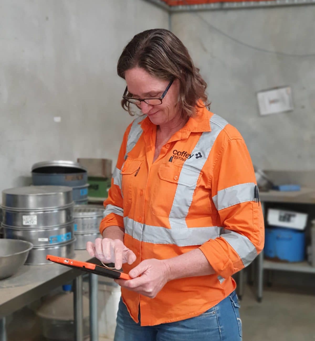 Coffety Testing Employee doing quality checks with the Mitti Platform