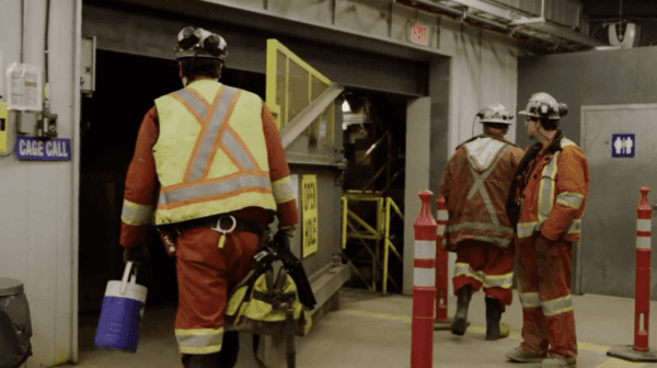Los empleados de Goldcorp comienzan su jornada en las minas