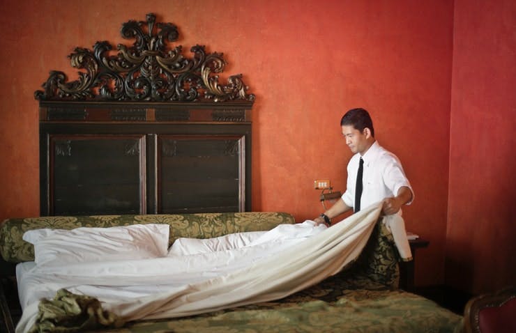 Magnifying Class Housekeeper Training Course #3 - Hotel Housekeeping