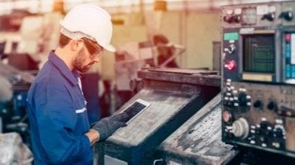oee es utilizado por un operador de máquinas en una planta de fabricación