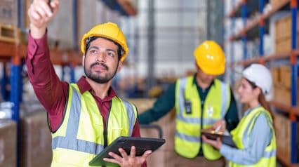 les acteurs de la gestion de la chaîne d'approvisionnement effectuant des inspections de sites à l'aide de tablettes