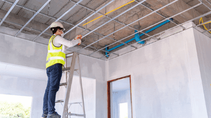 construcción trabajando en la remodelación de un espacio