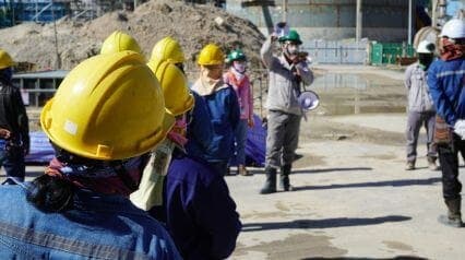 worker with hand gloves for hand safety