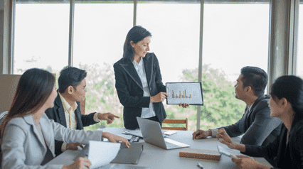 el equipo empresarial revisa un cuadro de mando integral